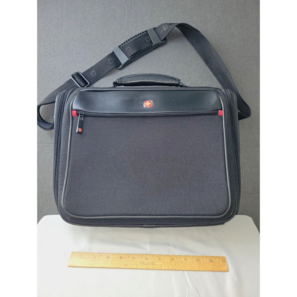 Wenger WA7482-02 15 in Padded Black Polyester/Vinyl Laptop Messenger Bag
